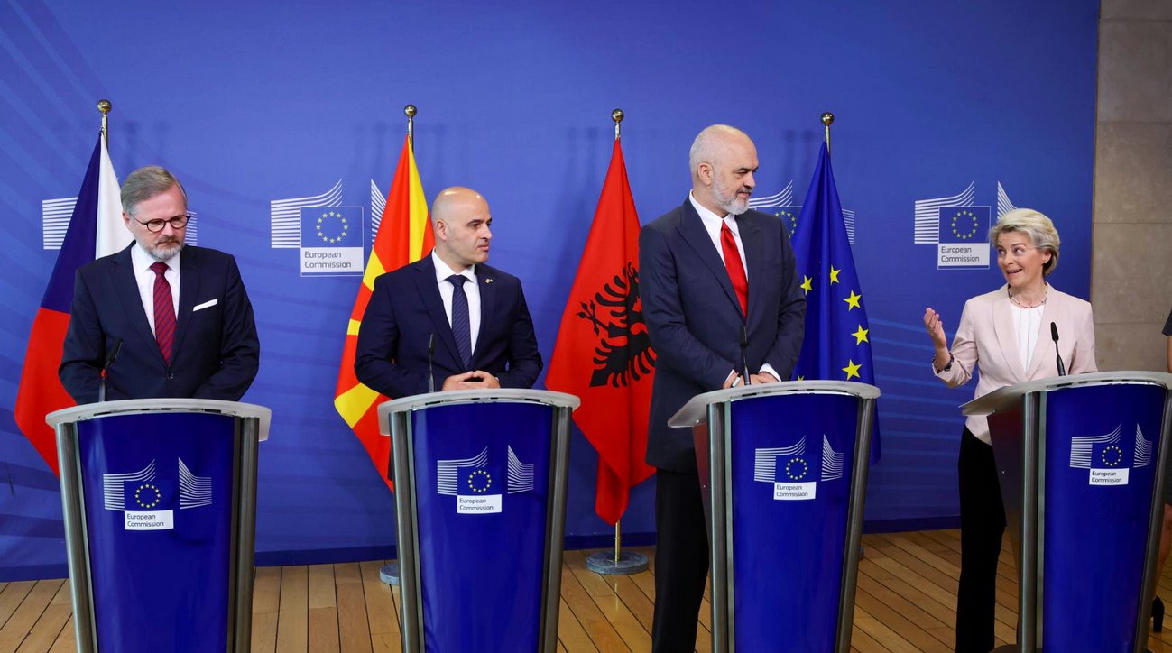 Petr Fiala, Dimitar Kovacevski, Edi Rama e Ursula von der Leyen lo 19 de julhet de 2022 a Brussèlas